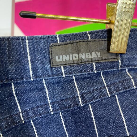 Union Bay, Stripes High Rise Shorty Shorts. Size 5. In excellent condition! - Picture 4 of 6